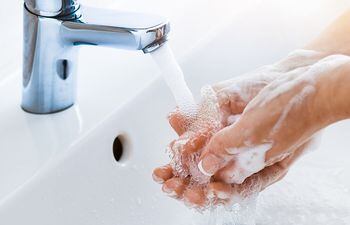 El lavado de manos es una de las primeras medidas que se están recomendando en el mundo, aunque todavía se desconoce su efectividad ante el nuevo tipo de hepatitis infantil.