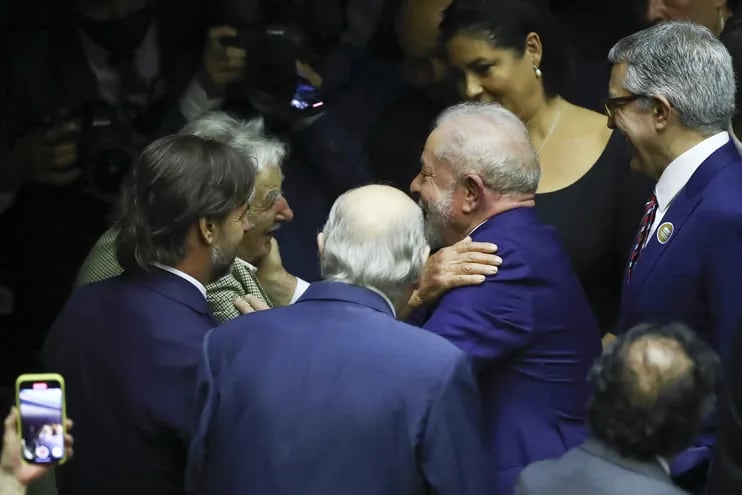 El expresidente de Uruguay José Mujica (2i), junto al actual presidente uruguayo, Luis Lacalle Pou (i), saludan al nuevo presidente de Brasil, Luiz Inácio Lula da Silva (2d), luego de su ceremonia de investidura ante el Parlamento en Brasília.