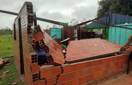 Así quedó la casa de doña Narcisa Recalde, una de las víctimas del temporal registrado en Santaní ayer.