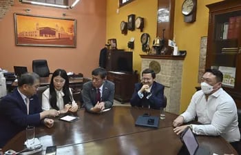 El titular de Fepasa, Lauro Ramírez, y directivos de la estatal coreana KIND, defendieron el proyecto del tren de cercanía entre Asunción e Ypacaraí.