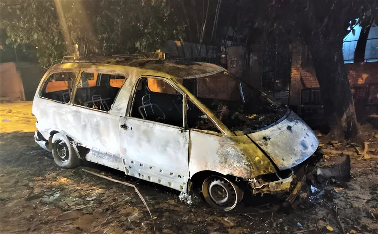 Video: un automóvil fue consumido por las llamas en plena calle de Asunción.