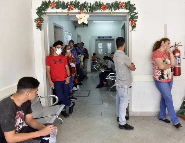Pacientes esperan en la sala de urgencias de la Clínica Boquerón del Instituto de Previsión Social, el miércoles.