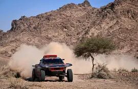 Carlos Sainz sigue liderando el Dakar