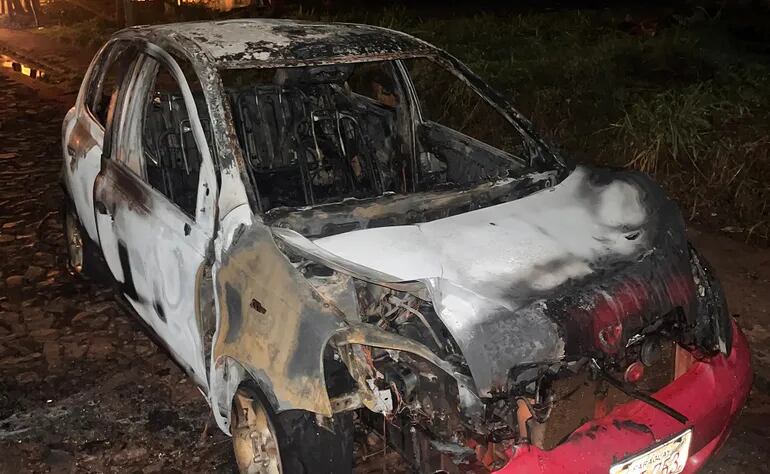 El vehículo fue consumido por completo por el incendio y sus dos ocupantes sufrieron quemaduras.