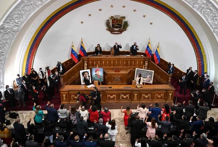 El chavismo conformó una nueva “Asamblea Nacional” en unas votaciones sin las más mínimas garantías democráticas.