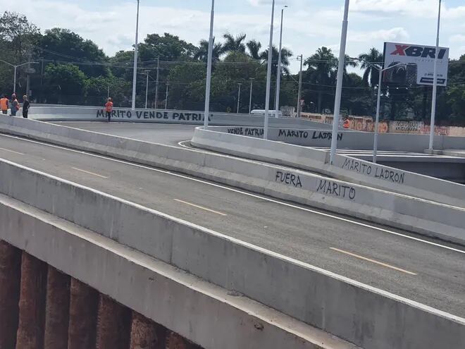 Rafael Esquivel, alias "Mbururú" pintó varias frases sobre el viaducto en construcción.