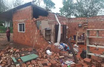El temporal destruyó varias viviendas como la de esta familia de Lima.