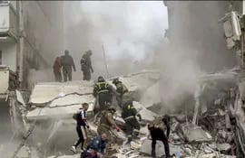 Rescatistas trabajan entre los escombros del edificio dañado este domingo en Belgórod, Rusia.