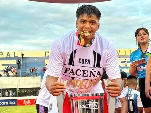 El paraguayo Pablo Meza, jugador del San Antonio de Bulo Bulo, celebra con el trofeo del torneo Apertura 2024 del Bolivia.