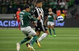 Gustavo Gómez, capitán de Palmeiras, disputa el balón con Hulk, capitán de Atlético Mineiro.