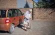 Con una toalla en el regazo para protegerse de las quemaduras solares, un termo de café y algunos huevos duros, Frans Hugo, un periodista de 90 años, emprende su recorrido semanal de 1.200 kilómetros por el desierto sudafricano del Karoo para repartir sus periódicos.