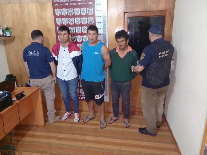 Los detenidos durante los allanamientos realizados en el asentamiento Kaaguy Rory de 3 de Mayo.