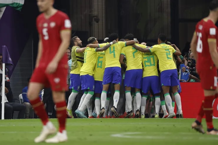 Jugadores de Brasil celebran un gol hoy, en un partido de la fase de grupos del Mundial de Fútbol Qatar 2022 entre Brasil y Serbia en el estadio Lusail en Lusail (Catar).
