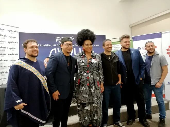 Los integrantes del grupo Tierra Adentro junto a la cantante y compositora cubana Aymée Nuviola, durante la conferencia de prensa sobre el show de lanzamiento del álbum "Ayvu".