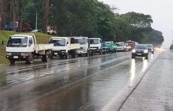 Camioneros están apostados al costado de la ruta PY02 en Ciudad del Este. El tránsito en todo el Alto Paraná es libre.
