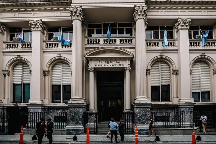 Fotografía que muestra la fachada del Banco Central de La República Argentina.