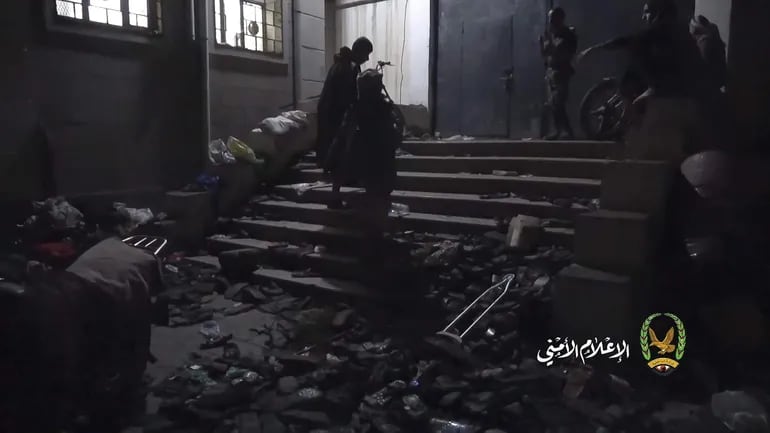 Captura de vídeo que muestra un montón de sandalias y otros objetos personales de las víctimas de una estampida que dejó ayer  al menos 86 muertos y decenas de heridos en la ciudad vieja de Saná, la capital yemení controlada por los rebeldes chiíes hutíes.  (EFE)