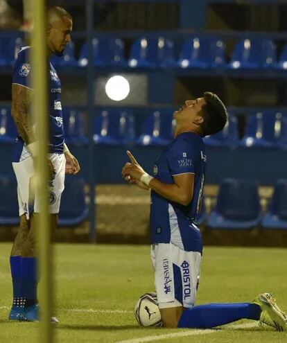 Diego Valdez celebra uno de los goles de Sol