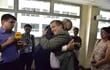Mario Ferreiro y su abogado Guillermo Ferreiro se abrazan luego de conocer la absolución.