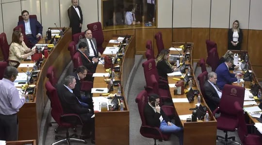 Fotografía de la sesión de ayer en el Senado, en la cual decidieron dejar sin efecto la resolución mediante la cual devolvían los fueros a tres senadores.