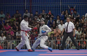 Fernando Ramírez (d) durante una de las peleas en el Karate de los Juegos Odesur.