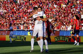 Iván Torres, que arrancó el partido como capitán, abraza a Alejandro Silva quien marcó el primer gol.