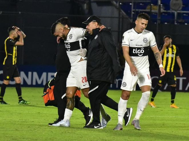 Jorge Recalde, acompañado por los médicos de Olimpia, durante el partido contra Peñarol por la cuarta jornada del Grupo G de la Copa Libertadores.