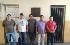 Los cinco camioneros, procesados por supuesta extorsión, a su ingreso a la penitenciaría de Tacumbú.