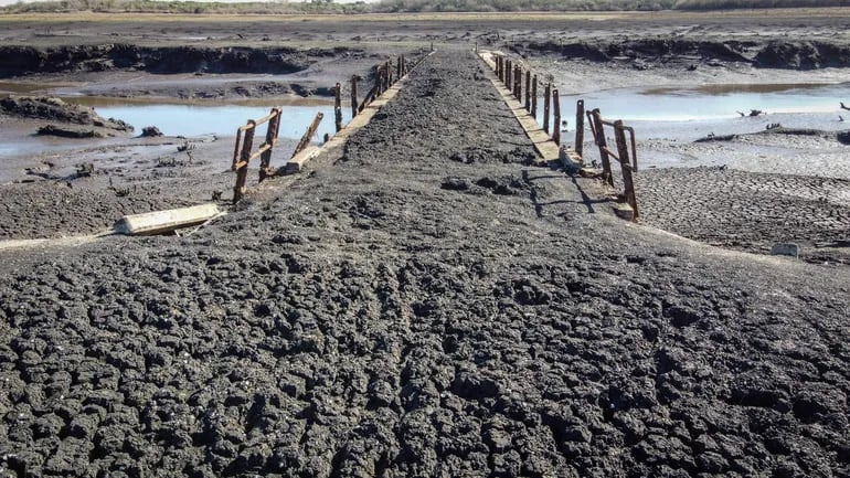 Fotografía del embalse Paso Severino afectado por la sequía, el 8 de julio de 2023, en Canelones (Uruguay).