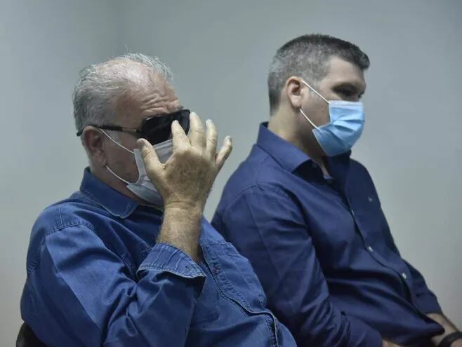 Ramón González Daher y su hijo Fernando González Karjallo escuchan atentos el desarrollo del juicio oral.