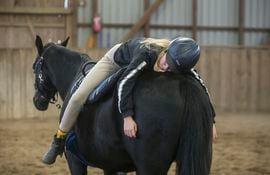 Recostarse sobre un caballo, un momento relajado que ayuda a sentirse mejor.