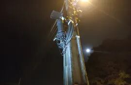 Los ladrones arrancan los cables de Copaco para vender su cobre en San Lorenzo.
