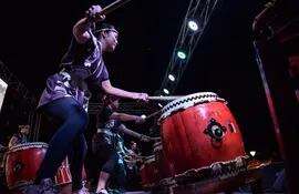 El milenario “taiko”, tambor tradicional del Japón, atrapó al público con sus ritmos intensos y contagiantes.