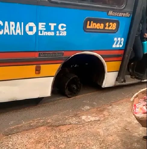 Un bus de la Línea 128, empresa Ypacaraí, se quedó sin rueda en plena circulación sobre la ruta II, se informó. Cetrapam anunció un paro del servicio, en medio de abundante quejas de su prestación.