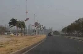 El intenso viento norte esta tarde de jueves en la Costanera de Asunción.