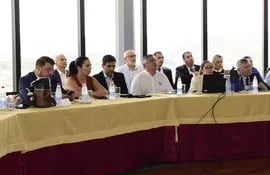 En compañía de su equipo técnico, la ministra Claudia Centurión informó a la Comisión Permanente del Congreso sobre la situación de las rutas del país.