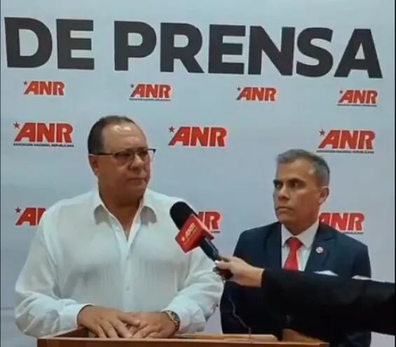 El vicepresidente de la ANR, José A. Alderete (i), y el jefe de gabinete partidario Eduardo González.