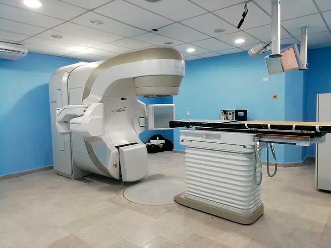 En el sector público, únicamente el Incan dispone del equipo médico para realizar radioterapia a los pacientes oncológicos.