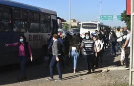 Hace meses que los pasajeros soportan reguladas de buses y ahora un grupo de transportistas harán huelga.