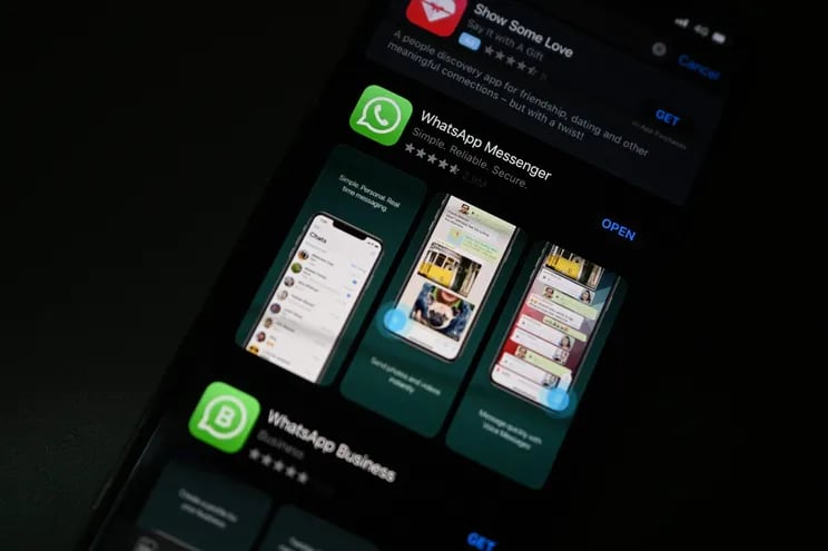 La aplicación de WhatsApp en la pantalla de un teléfono celular.