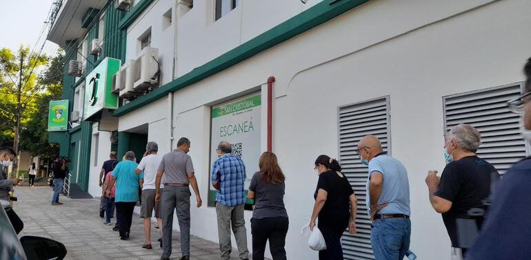 Larga fila de asociados en la Cooperativa San Cristóbal que aguardaban para retirar sus ahorros, fue durante el proceso de la intervención a la citada entidad solidaria