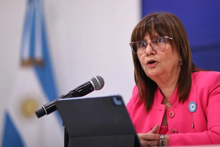 La Ministra de seguridad de Argentina, Patricia Bullrich habla durante una rueda de prensa, en Buenos Aires (Argentina).