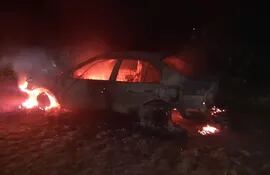 El vehículo en el que se desplazaban los delincuentes era robado y fue encontrado incinerado en un camino vecinal de la Compañía Cerro Real de Caacupé.