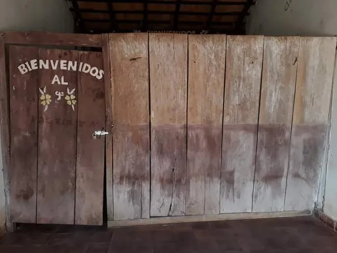 En esta precaria aula de madera estudiarán este año de manera presencial los alumnos de la escuela 2204 Sagrado Corazón de Jesús, de  Ybycui, en Paraguari