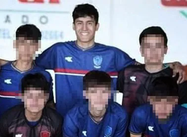 Rodrigo "Loli" Brítez (centro y arriba), junto a parte de la selección de fútbol de su colegio en Ypacaraí.