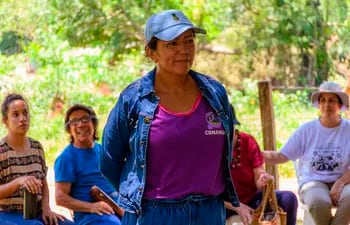 Alicia Amarilla, coordinadora nacional de la Organización de Mujeres Campesinas e Indígenas (Conamuri), realiza actividades políticas y organizativas, en Asunción. Ella es de la comunidad, Repatriación.