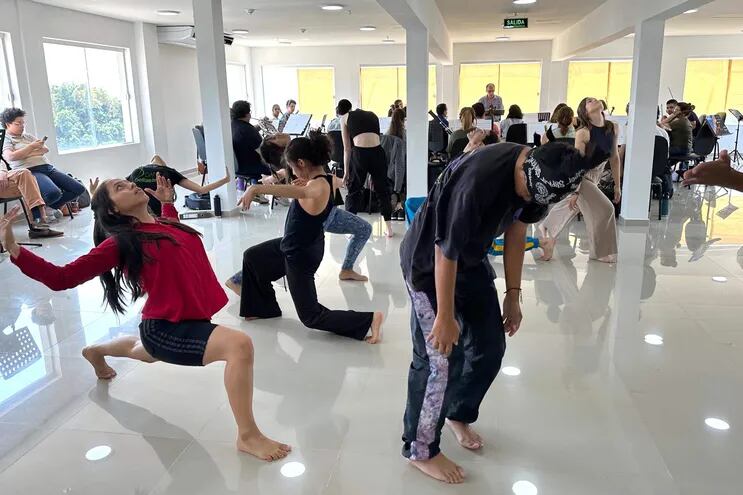 Integrantes de la Compañía de Danza de Bellas Artes ensayan con los músicos de la OSIC para lo que será el espectáculo "Hilarbahilar".