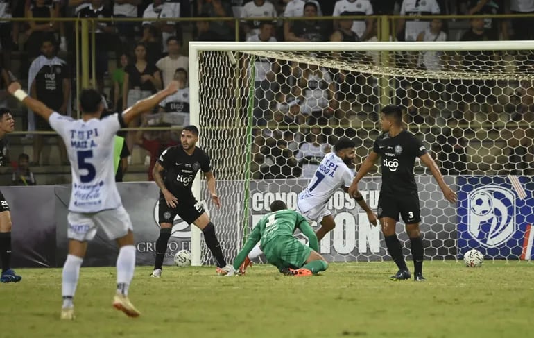 Alejandro Samudio (7), jugador del Sportivo Ameliano, convierte un gol en el partido frente a Olimpia por el torneo Apertura 2024 del fútbol paraguayo en el estadio Villa Alegre, en Encarnación.