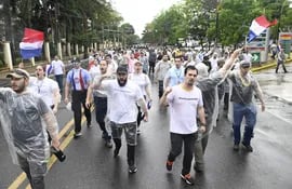 Manifestantes protestan por los despidos en Itaipú el jueves por la tarde, frente a Mburuvicha Róga, en Asunción.
