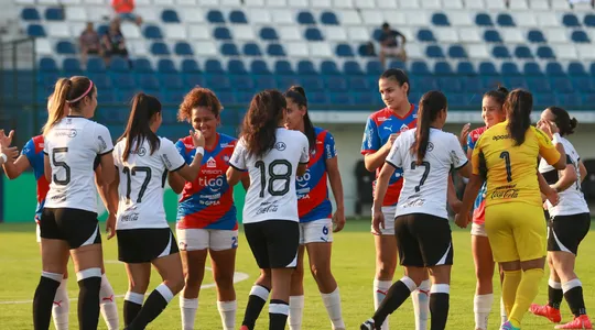 Las jugadores de Olimpia y Cerro Porteño se saludan en la previa del partido por la ida de las semifinales del torneo Clausura 2023 del Fútbol Femenino.